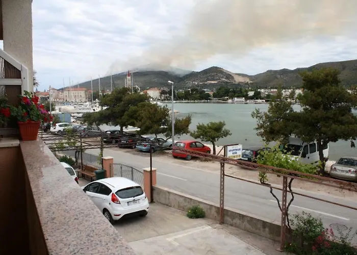 アパート Mise トロギール